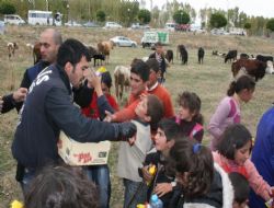 Depremzede çocuklara polis şefkati